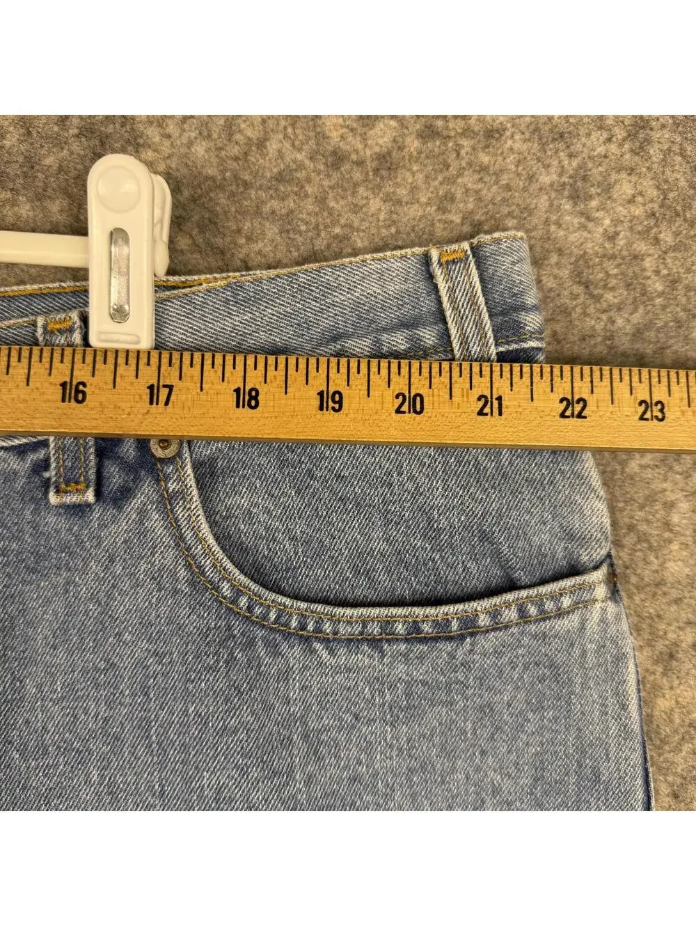 Levi’s 550 Women’s Relaxed Fit Tapered Leg Light Wash Blue Jeans Size 24S 29”